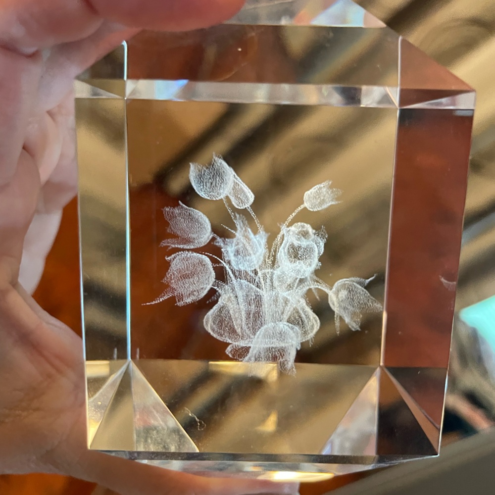 Crystal Glass Cube 3D Laser Etched  tulips 🌷 Art Paperweight in box.